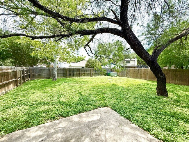 Building Photo - AVAILABLE NOW! 3 Bedroom 2 Bath Home Ready...