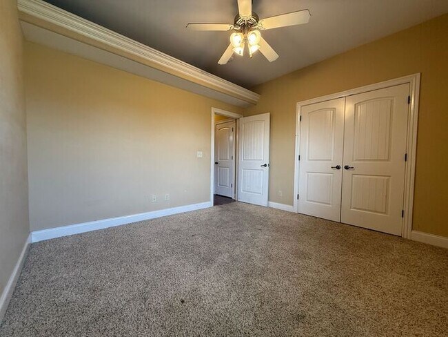 Building Photo - GORGEOUS HOME IN RUSTLING OAKS JUST MINUTES FROM MEMPHIS