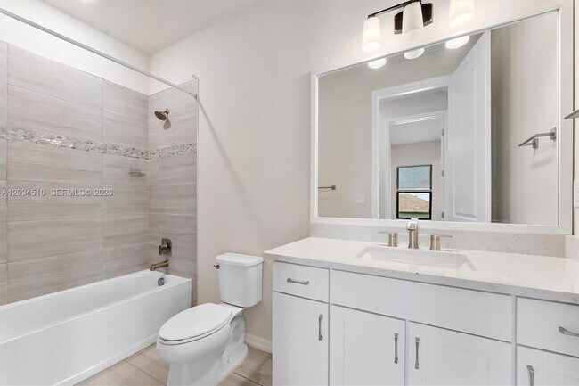 Building Photo - 2485 Primrose Pl