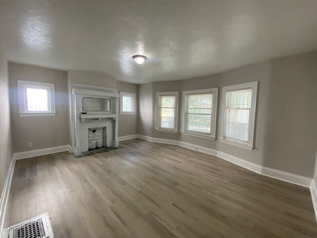 Building Photo - Beautiful, Large 5 Bedroom Cleveland Home - Now Available!