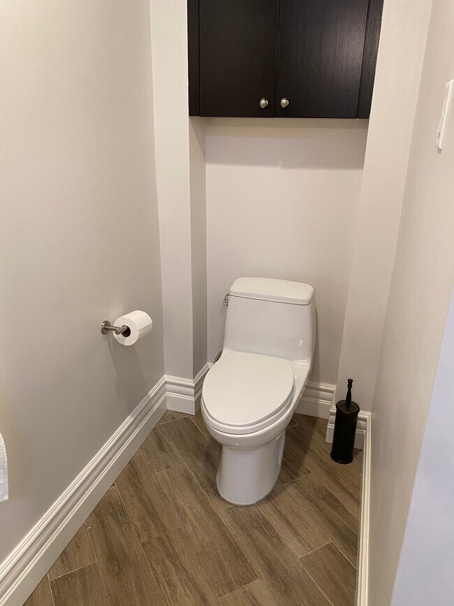 Building Photo - 850 N Croft Ave