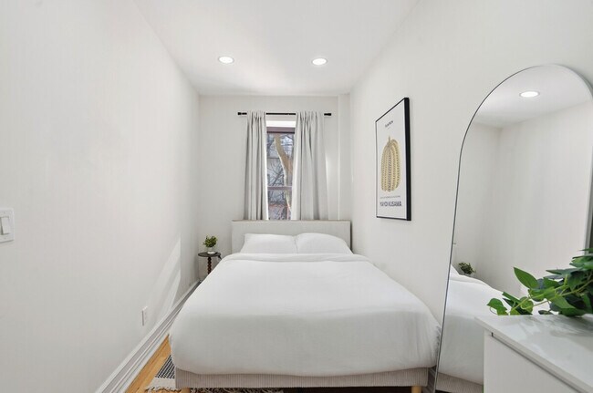 Building Photo - 1569 Lexington Ave