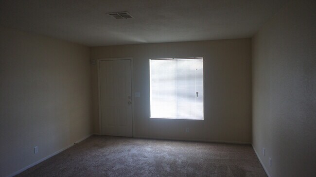 Building Photo - Charming 3Bed/2Bath/2Car residence with gated pool located in E. Las Vegas