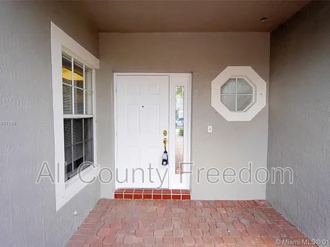 Building Photo - 8331 Vía Serena