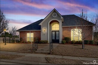 Building Photo - Ready in Olde Oaks!