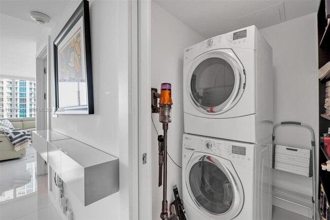 Building Photo - 400 S Pointe Dr