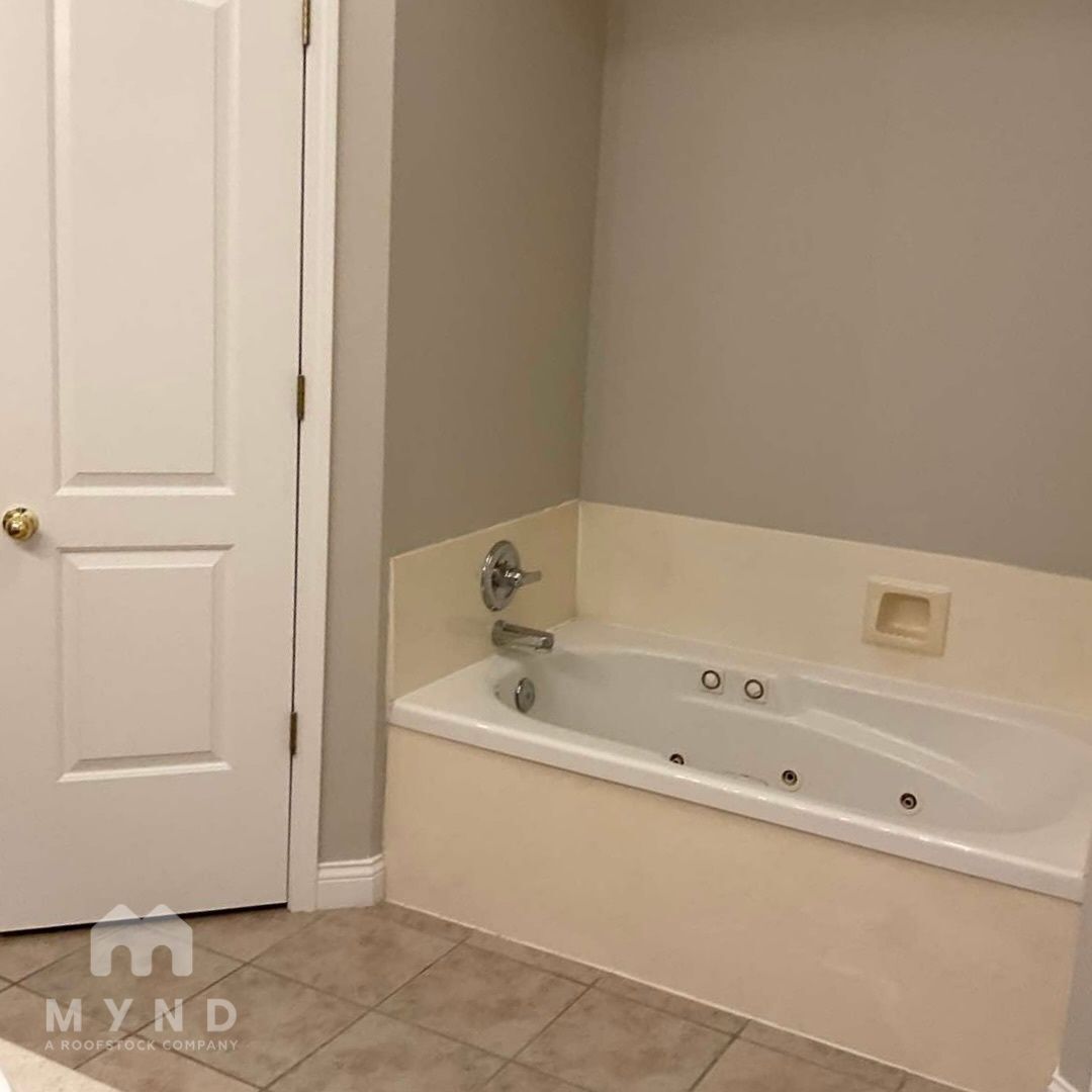 Building Photo - 5622 N 11th Ave