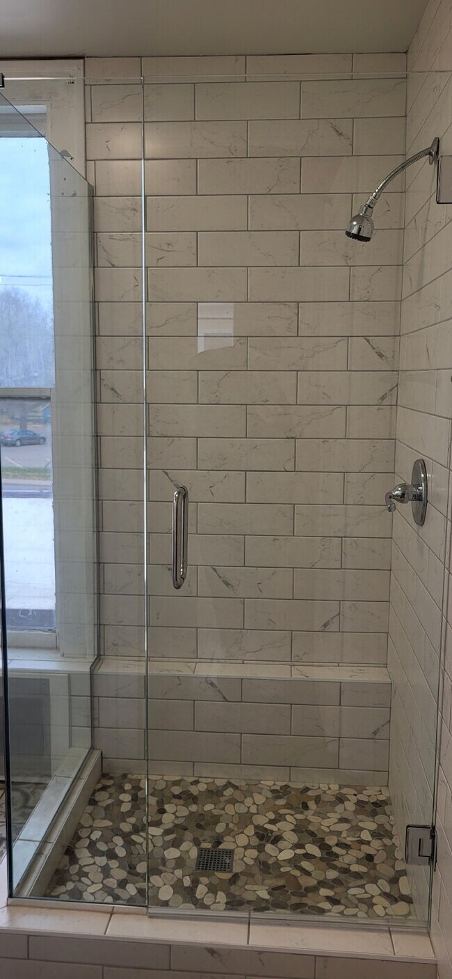 Building Photo - "Charming 2-Bed, 2-Bath Gem with Hardwood Floors in Vibrant Minneapolis!"