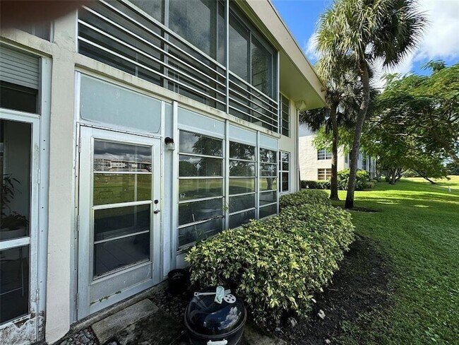 Building Photo - 2601 S Palm Aire Dr
