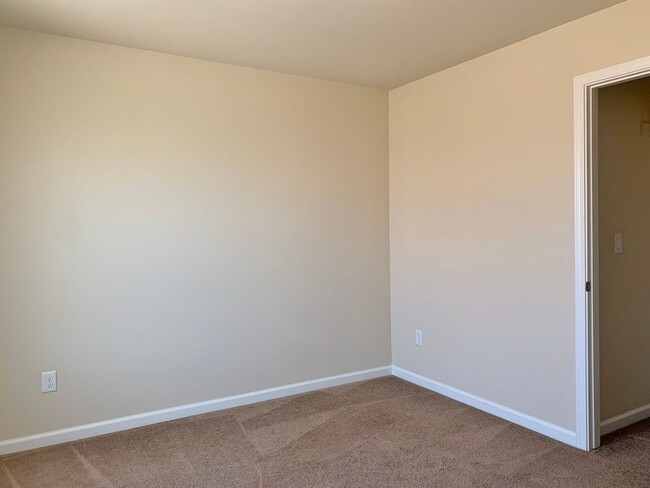 Building Photo - 4 Bedroom Home in Hollister
