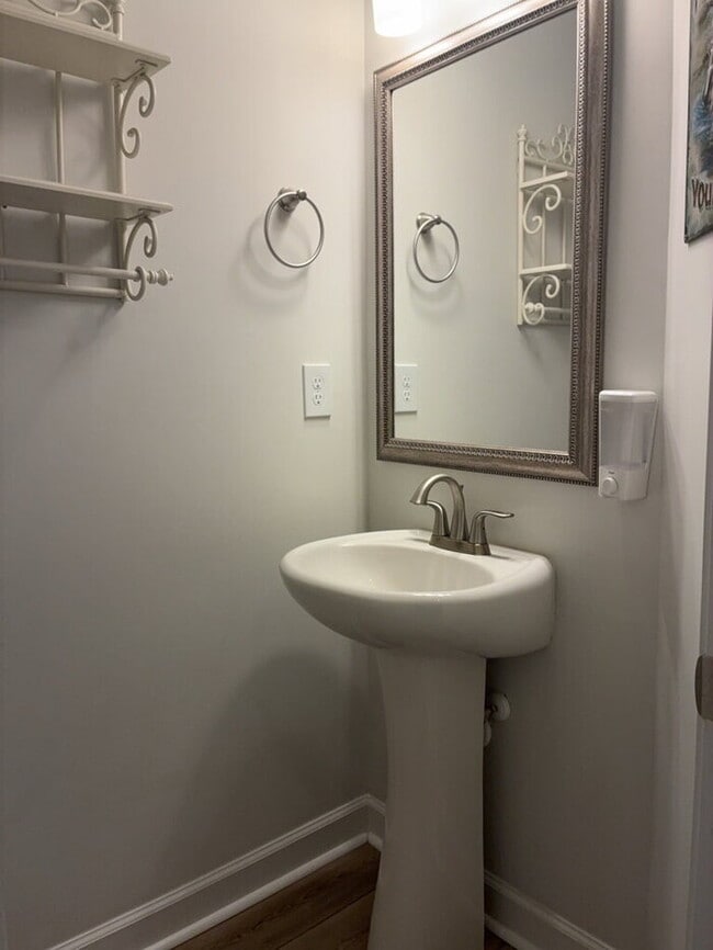 Building Photo - 222 Nautique Ct