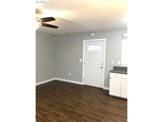 Unit2 - 6867 N Fessenden St