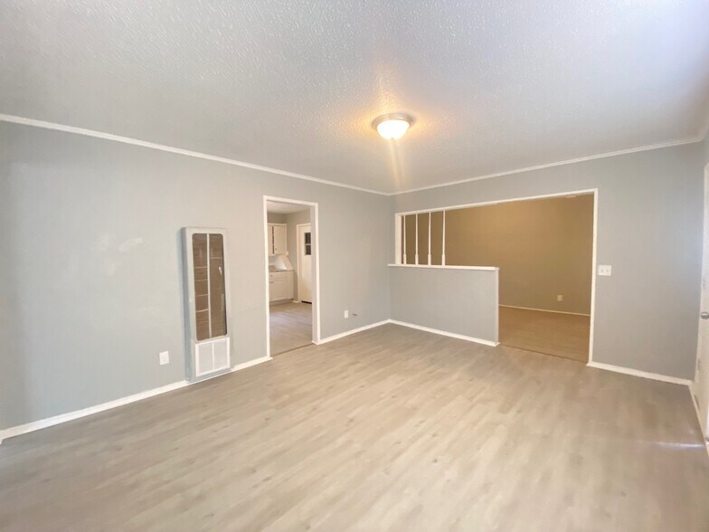 Building Photo - 6617 S Phillips Ave