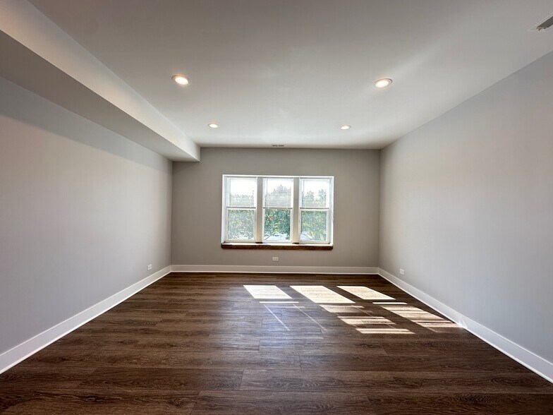 Building Photo - 3358 W Montrose Ave