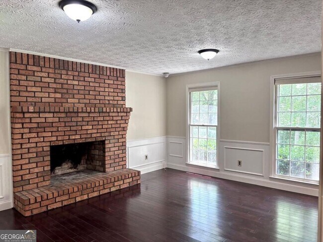 Building Photo - 2408 Crooked Tree Ct NE