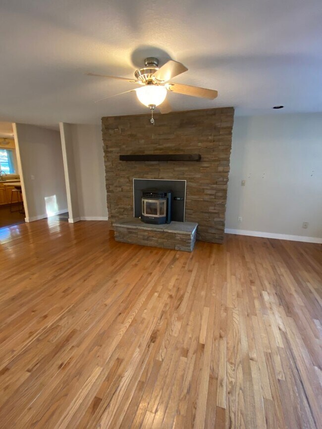 Building Photo - Custom Home With Shop!