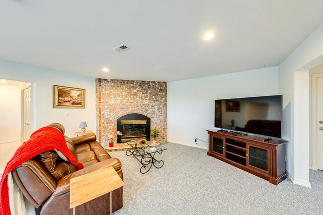 Building Photo - Fully Furnished Daylight Basement 2 Bedroo...