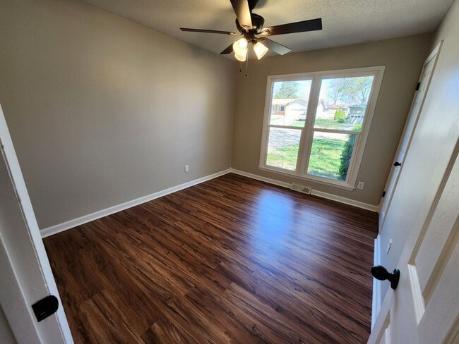 Building Photo - Spacious 3-Bedroom, 1.5-Bathroom Home AVAI...