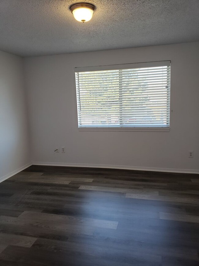 Building Photo - 2 Bedroom Townhome - Spacious!