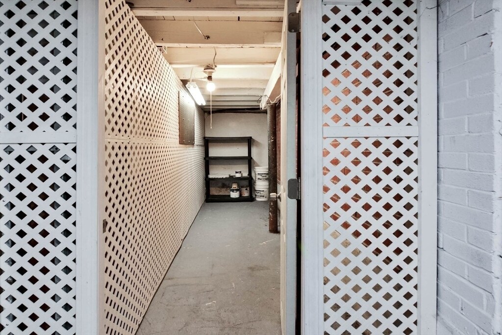 Building Photo - 385 Meridian St