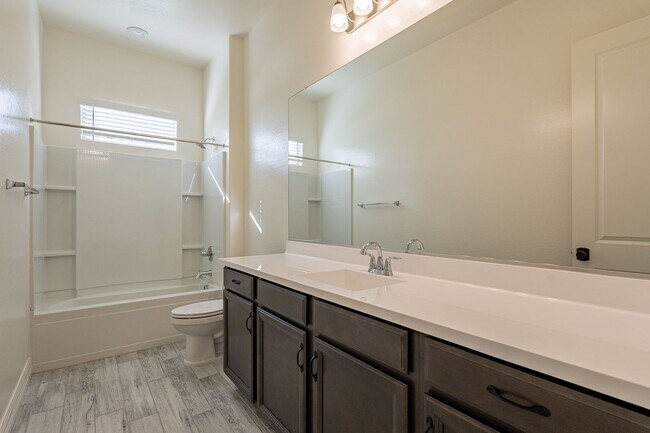 Building Photo - 5 BEDROOM 4 BATH SINGLE FAMILY HOME