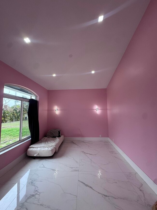 Building Photo - 14618 Temple Blvd