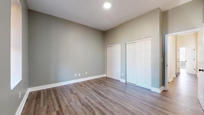 Building Photo - Renovated 4Bd 2.5 Bth Town Home Near Soula...