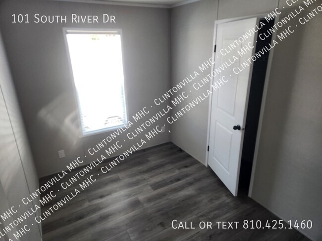 Building Photo - 101 S River Dr