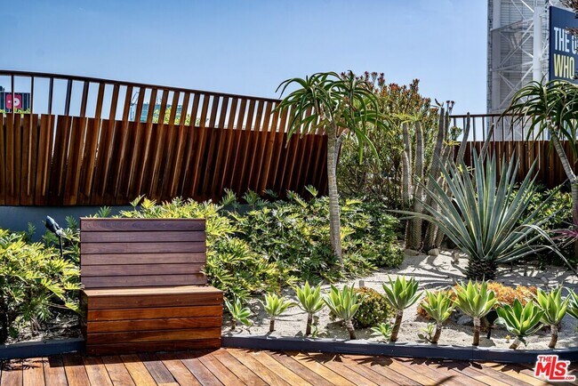 Building Photo - 6250 Hollywood Blvd