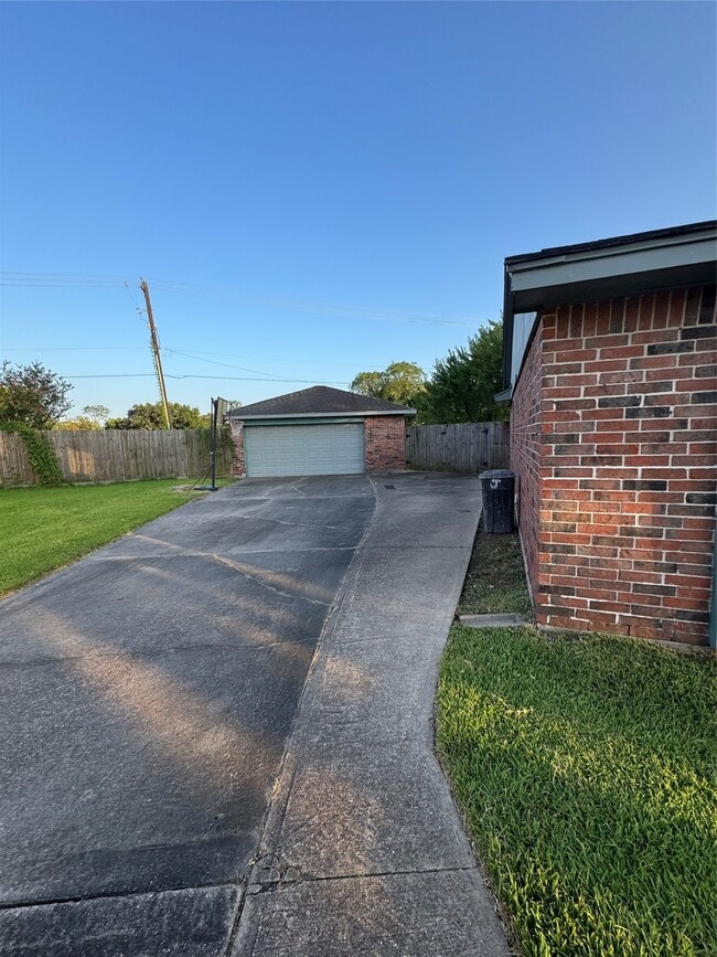 Building Photo - 16510 Oxnard Ln