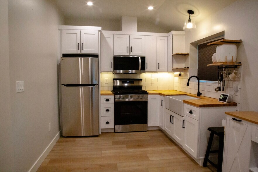 Building Photo - 831 Cambridge Dr