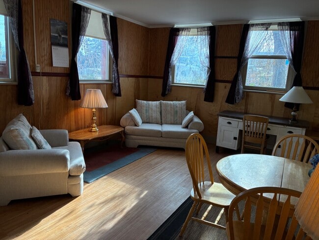 Building Photo - 424 W Market St