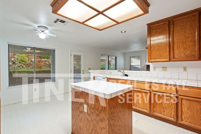 Building Photo - Spacious Home in Desireable Highland Hill ...