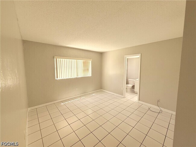 Building Photo - 4923 Vincennes Ct