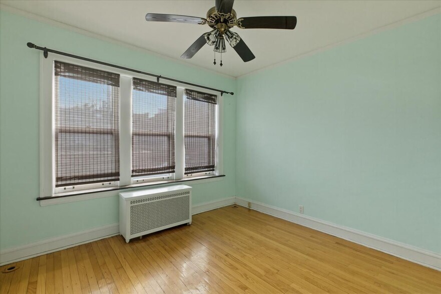 Building Photo - 7409 N Claremont Ave