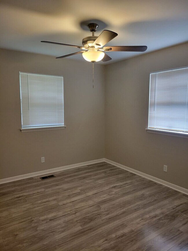 Building Photo - 6615 Blue Bird Dr