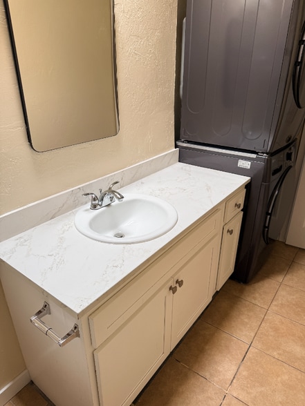 Building Photo - 755 E Holaway Dr