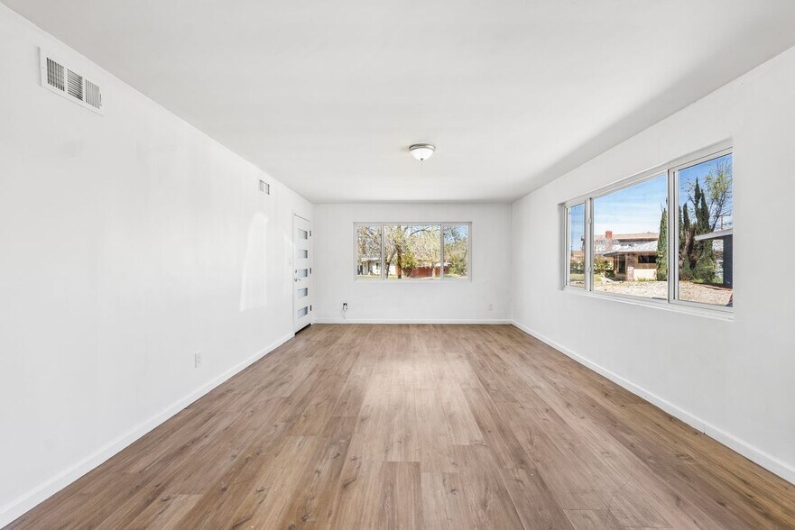 Building Photo - 442 Lightcap St