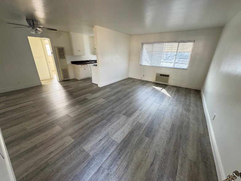 Building Photo - 1133 E Alosta Ave