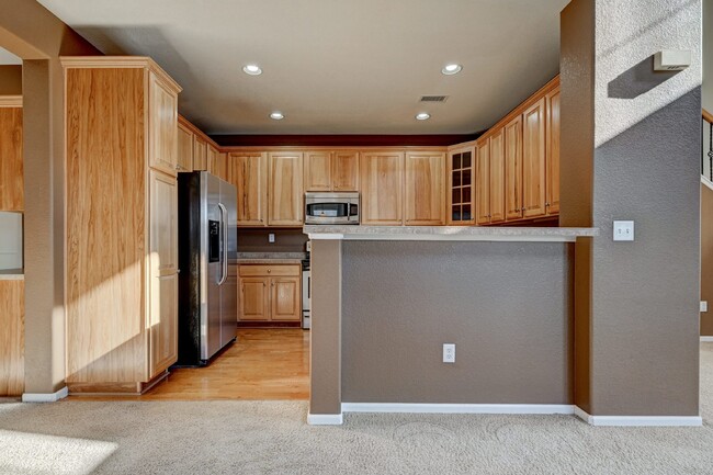 Building Photo - $2,675 - 2 Bed, 2 Bath Updated Condo in Hi...