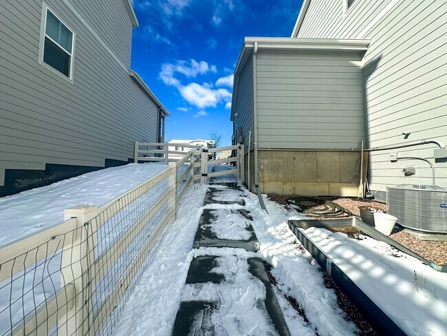 Building Photo - Grand 6bd 4ba Crystal Valley home with an in-law suite!!!