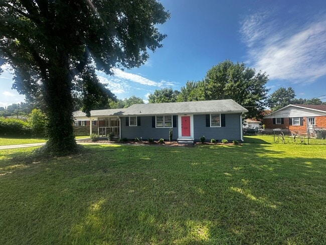 Building Photo - Darling Renovated 3 Bedroom Ranch in Conve...