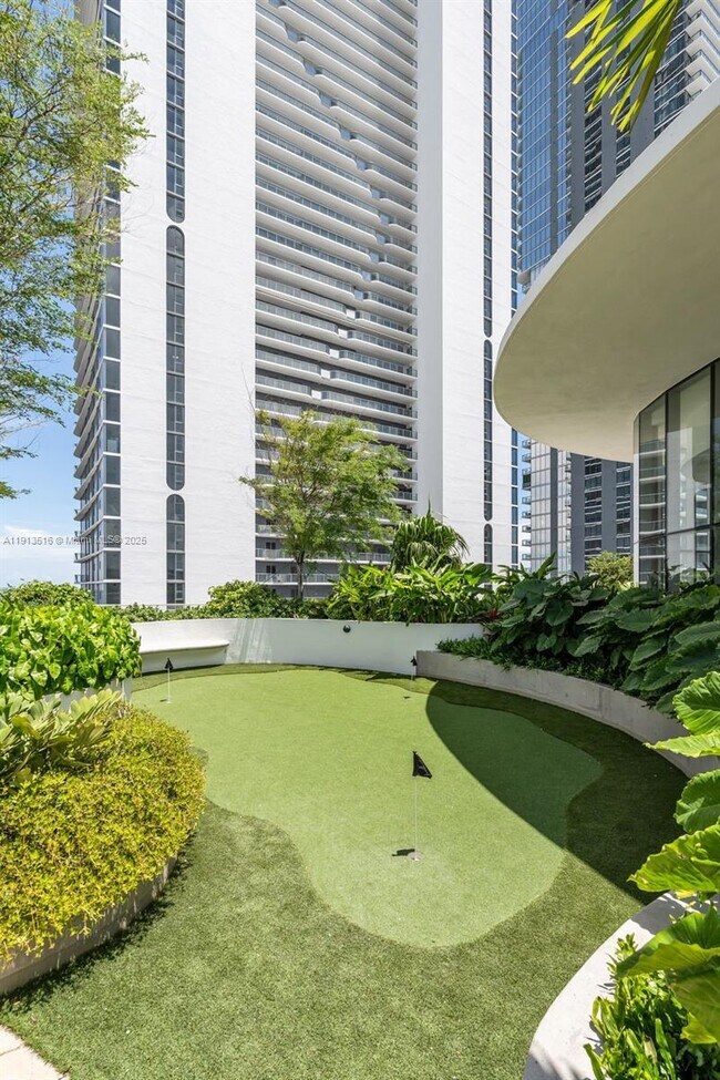 Building Photo - 700 NE 24th St