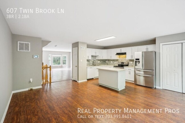 Building Photo - 607 Twin Brook Ln