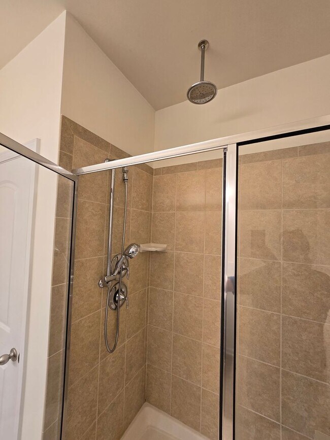 Building Photo - Spacious 3BR, 2.5BA Townhome with Loft & High Ceilings in a Fantastic Location!