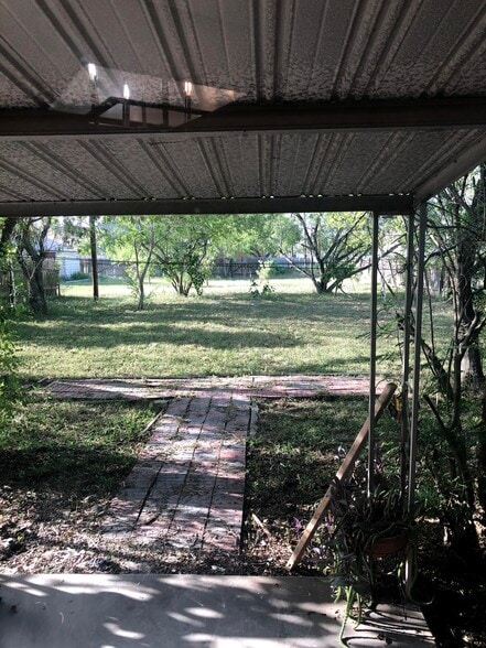 Large back yard, not fenced completely. Covered patio. - 601 E Williamson Ave