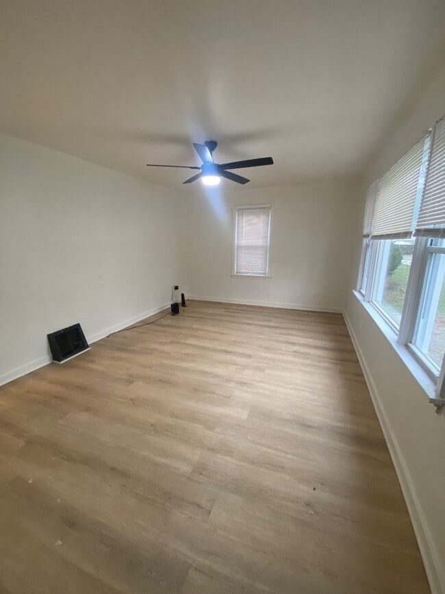 Building Photo - 829 Carson Rd