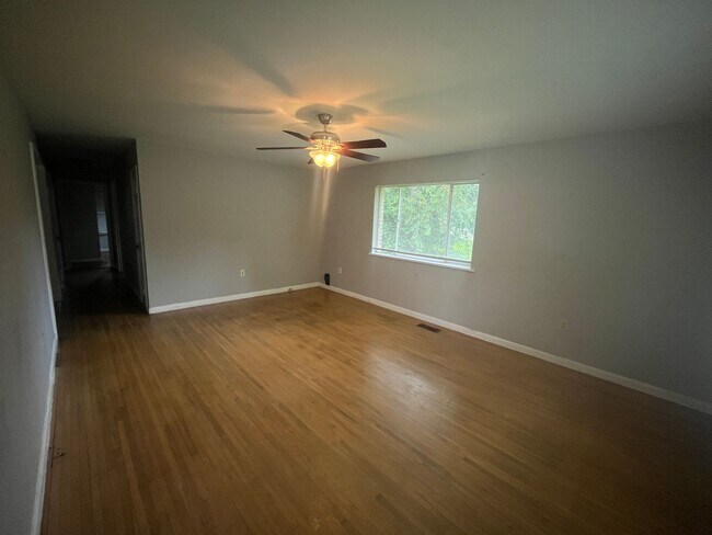 Building Photo - Nuce 3 br. Home for rent near LR Air Force base