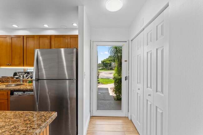Building Photo - 551 Greensward Ln