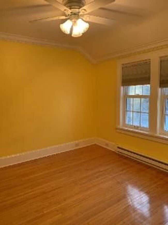 Building Photo - AVAILABLE AUGUST -  3 BED 2 BATH